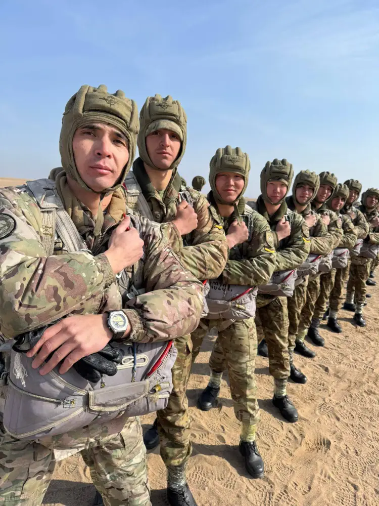 Первокурсники военного института Сухопутных войск успешно завершили обучение парашютному делу Павлодаре