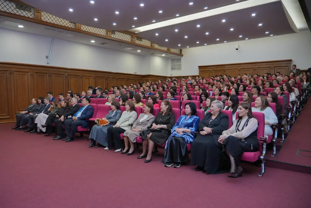 ИСПОЛНЕНИЕ ПОРУЧЕНИЯ ПРЕЗИДЕНТА: ЖЕНЩИНАМ-УЧЕНЫМ ВРУЧЕНЫ СЕРТИФИКАТЫ НА ЖИЛЬЕ (7)