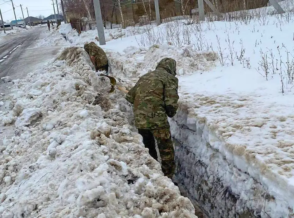 Снежный фронт: 50 солдат на страже чистоты арыков и каналов Уральска Павлодаре