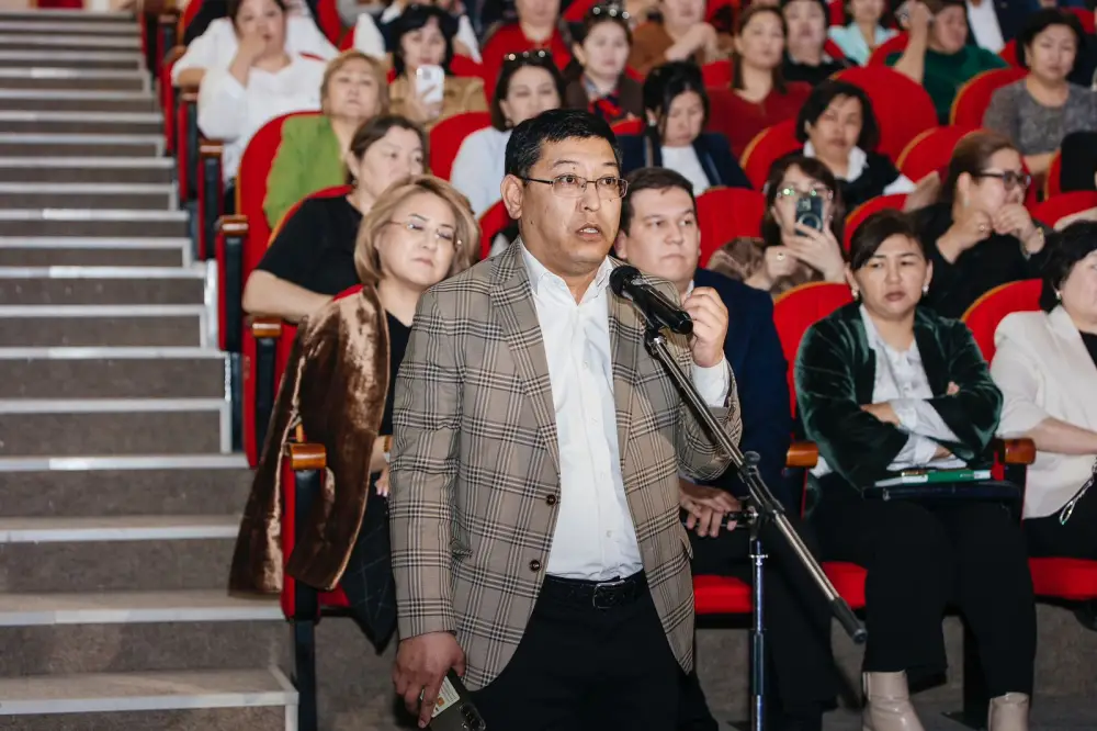 Вопросы безопасности в школах Атырау обсудили на встрече с участием акима области (7)