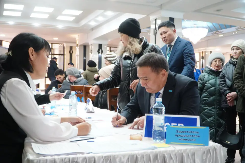 Марат Ахметжанов проголосовал на референдуме по новой Конституции Казахстана и призвал граждан к активному участию Павлодаре