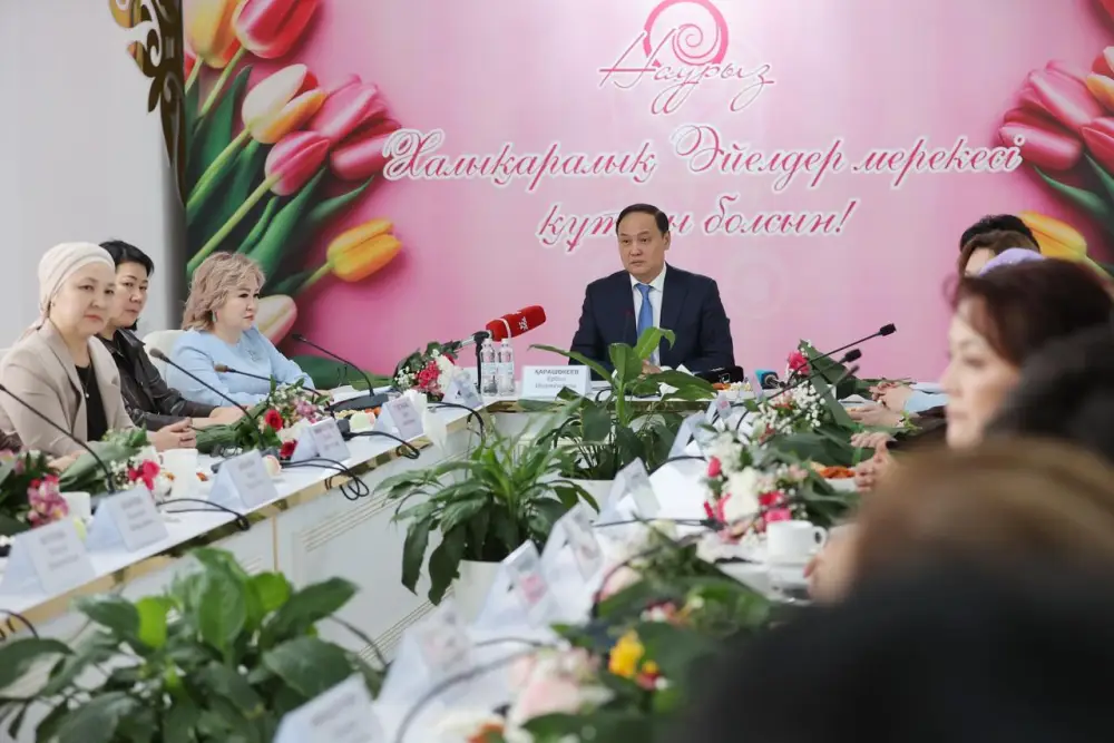 Ербол Карашукеев поздравил представительниц прекрасного пола с 8 Марта (5)