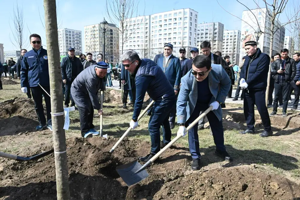 Аким Алматы принял участие в посадке деревьев в рамках празднования Наурыза (2)