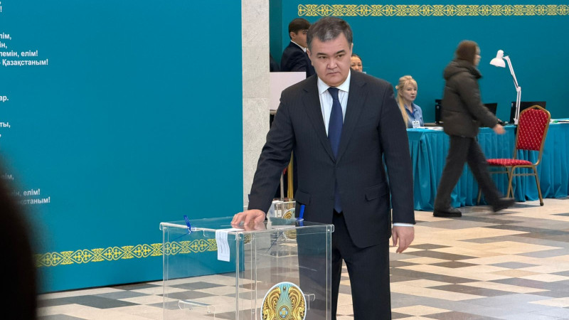Аким Астаны Женис Касымбек поддержал конституционную реформу, проголосовав на референдуме во Дворце школьников Павлодаре