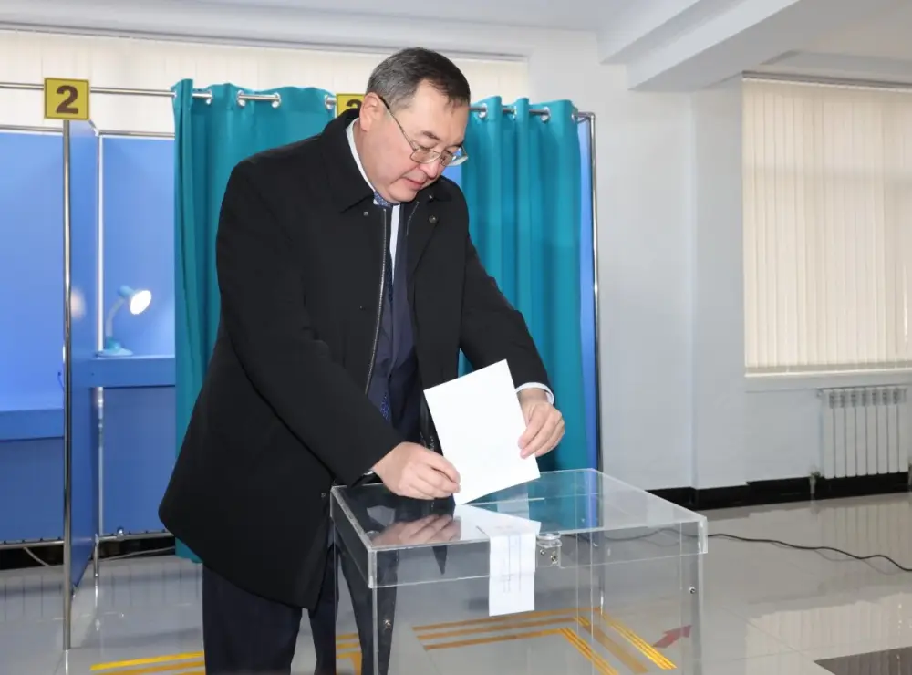 Аким Алматинской области Марат Султангазиев принял участие в республиканском референдуме (2)