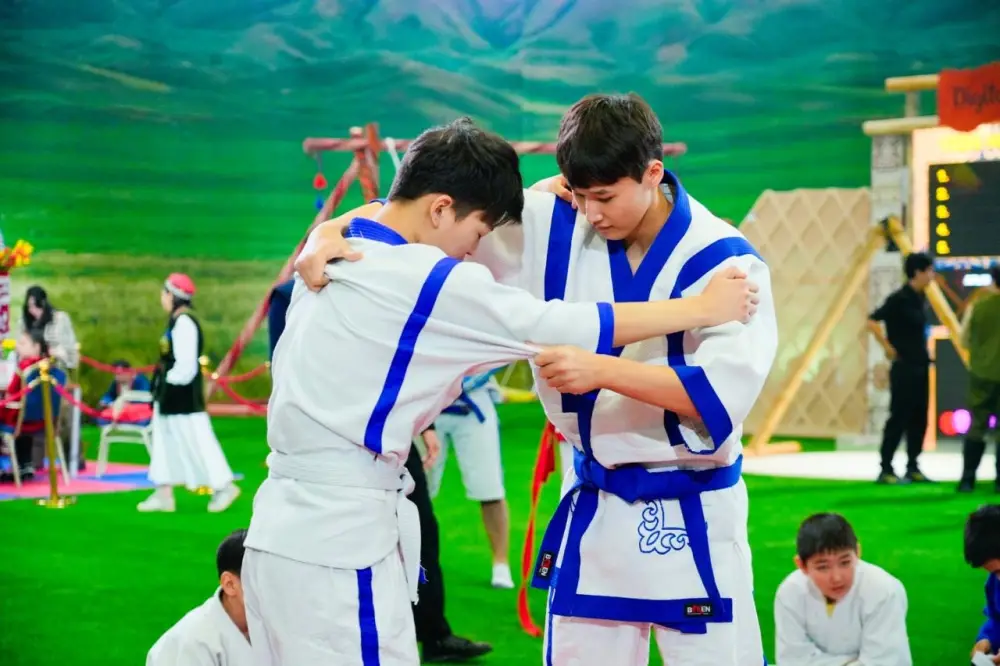 В Астане открыли голографическое шоу «Жеті қазына» на Наурыз (2)