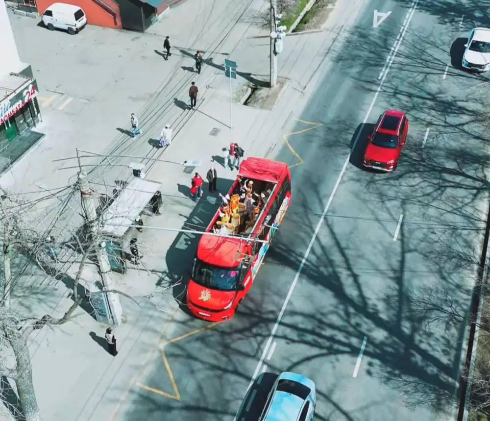 Музыкальный автобус с этноансамблем проехал по Алматы в честь Наурыза Павлодаре