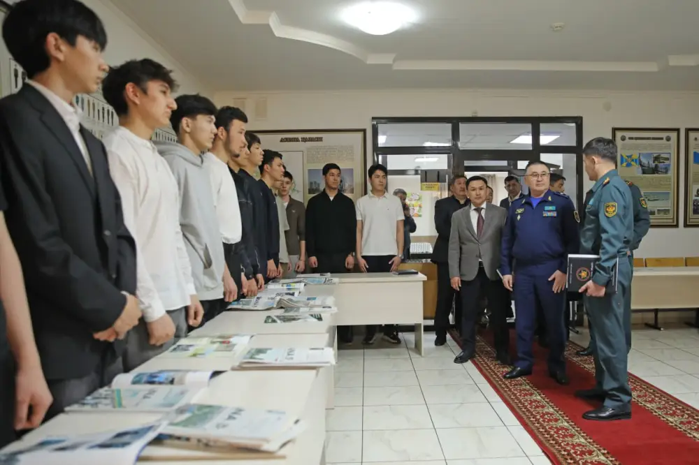 Замминистра обороны проверил условия и цифровой отбор призывников (5)