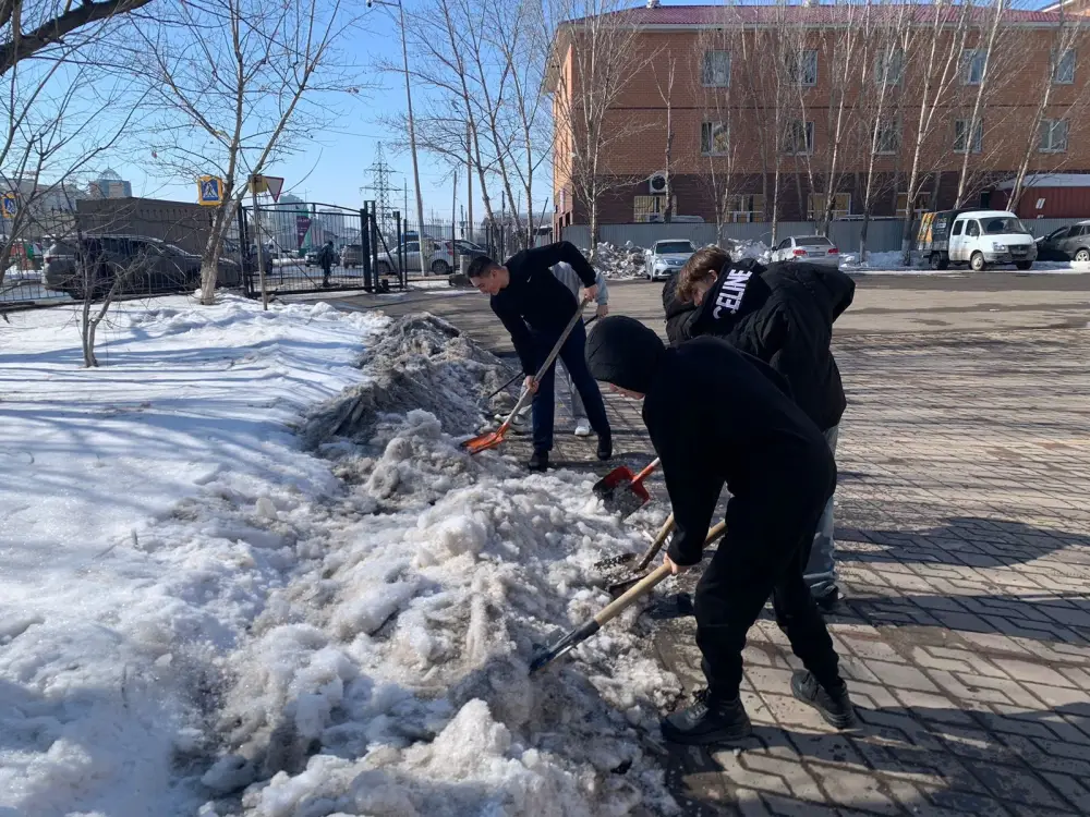 «Таза Қазақстан»: студенты провели субботник в Астане (2)