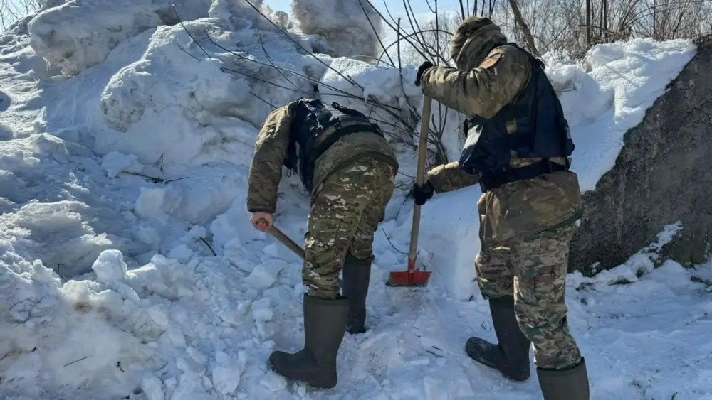 В районе Алтай военнослужащие в целях противодействия паводкам провели очистку каналов (2)