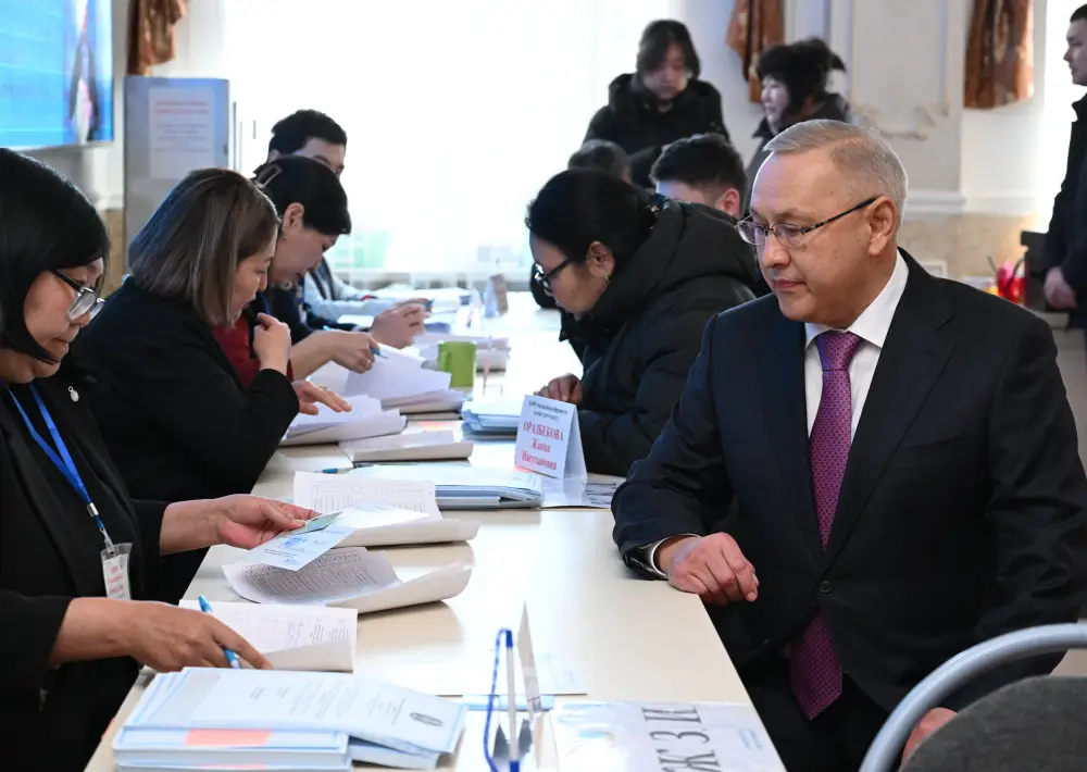 Аким Жетісу Бейбит Исабаев проголосовал на референдуме по новой Конституции в Талдыкоргане, подчеркивая важность доступного голосования для всех граждан. Павлодаре