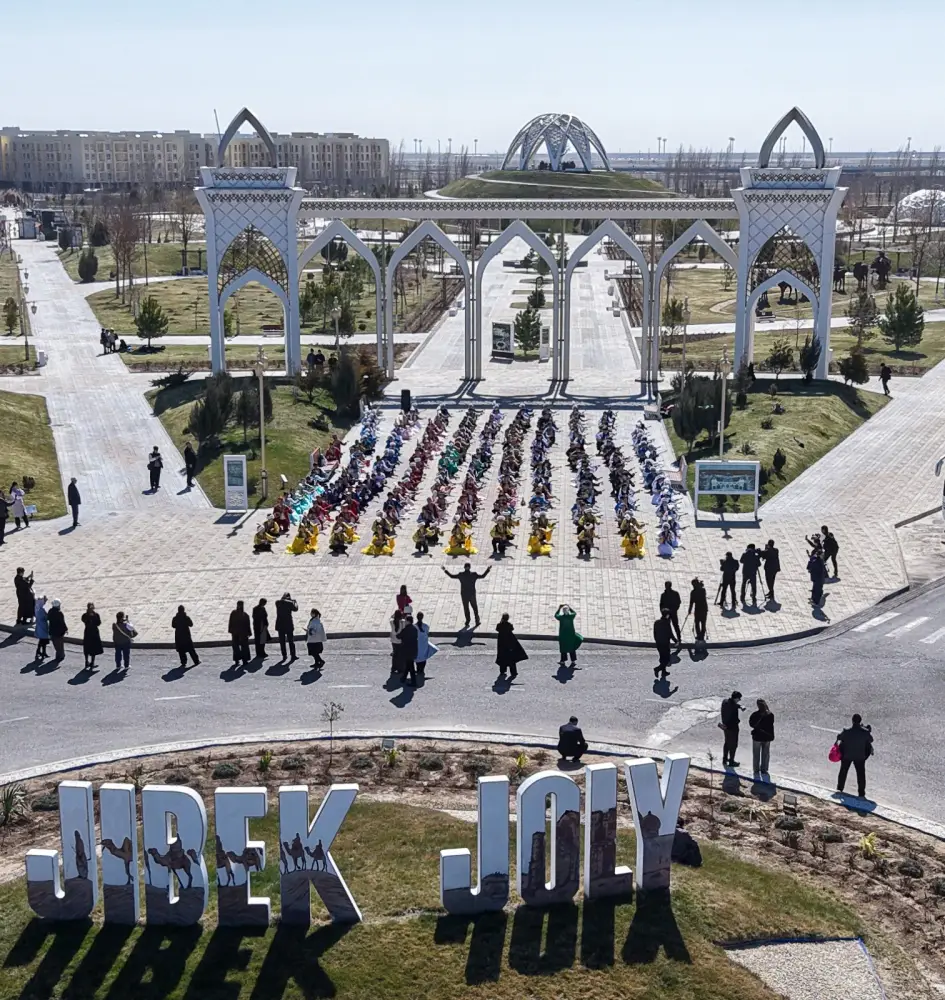 В ТУРКЕСТАНЕ БОЛЕЕ 500 ЮНЫХ ДОМБРИСТОВ ОДНОВРЕМЕННО ИСПОЛНИЛИ КЮЙ (8)