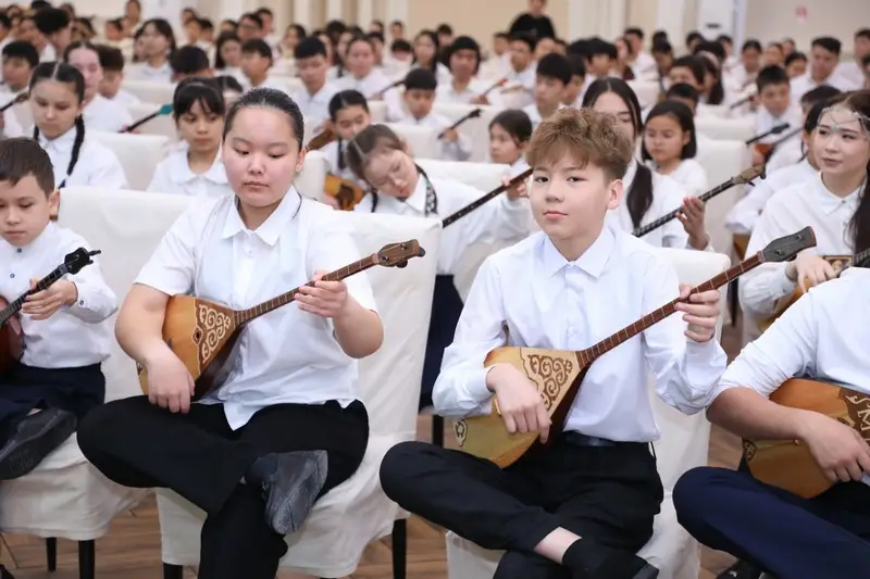 Около 10 тысяч юных домбристов Карагандинской области одновременно исполнили известные кюи (4)