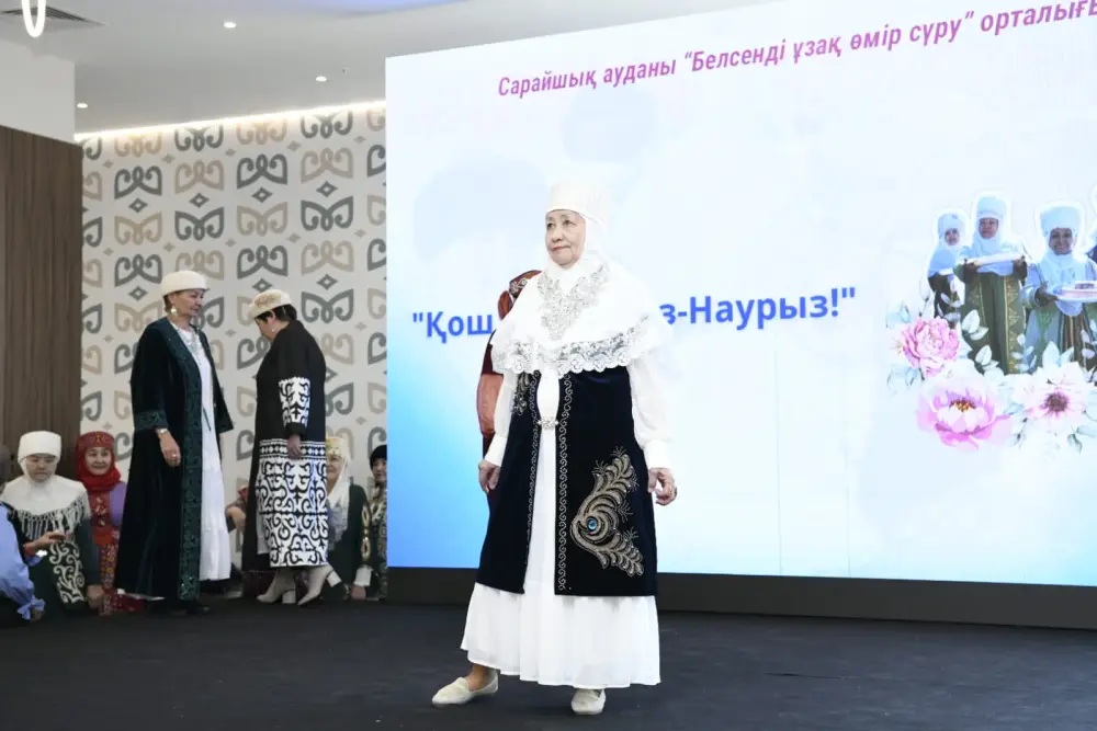 Пенсионеры Астаны представили национальную одежду на показе в центре города Павлодаре
