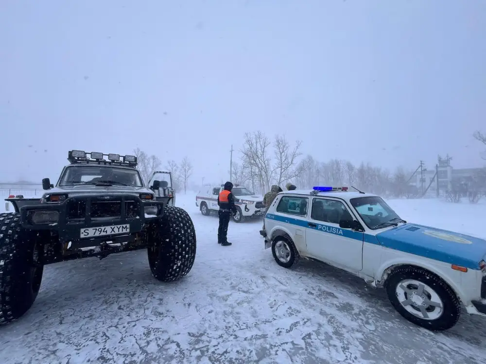 Спасатели МЧС стали маяком надежды для 300 человек в снежной буре Павлодаре