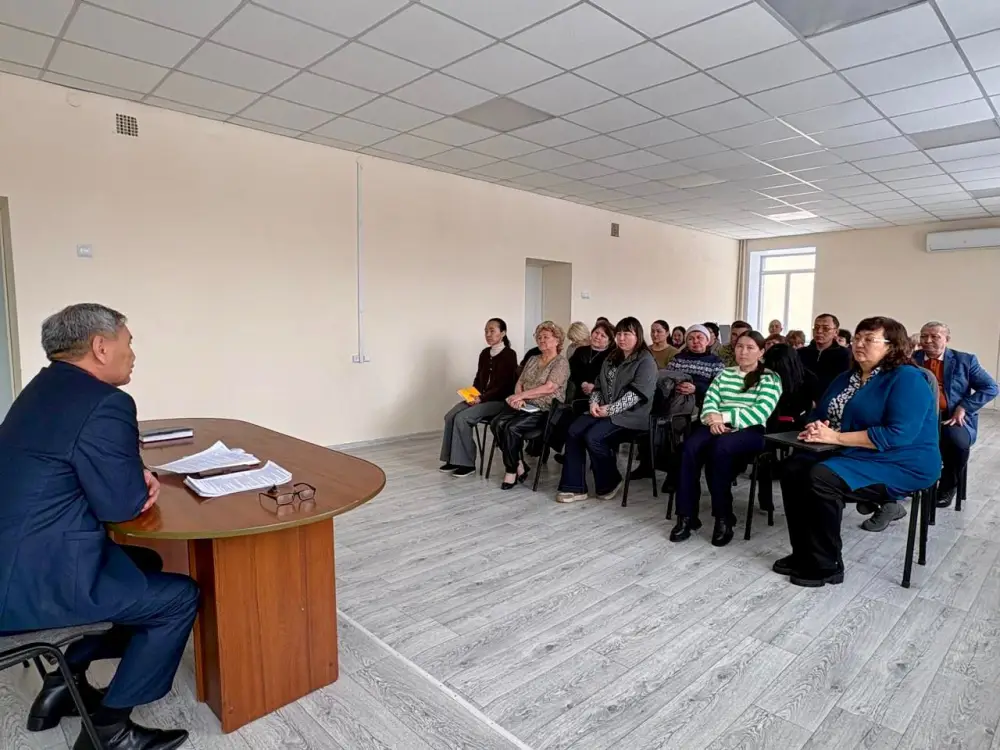 В коллективе Службы обеспечения мобилизационной подготовки и мобилизации ВКО обсуждены вопросы проведения республиканского референдума (2)