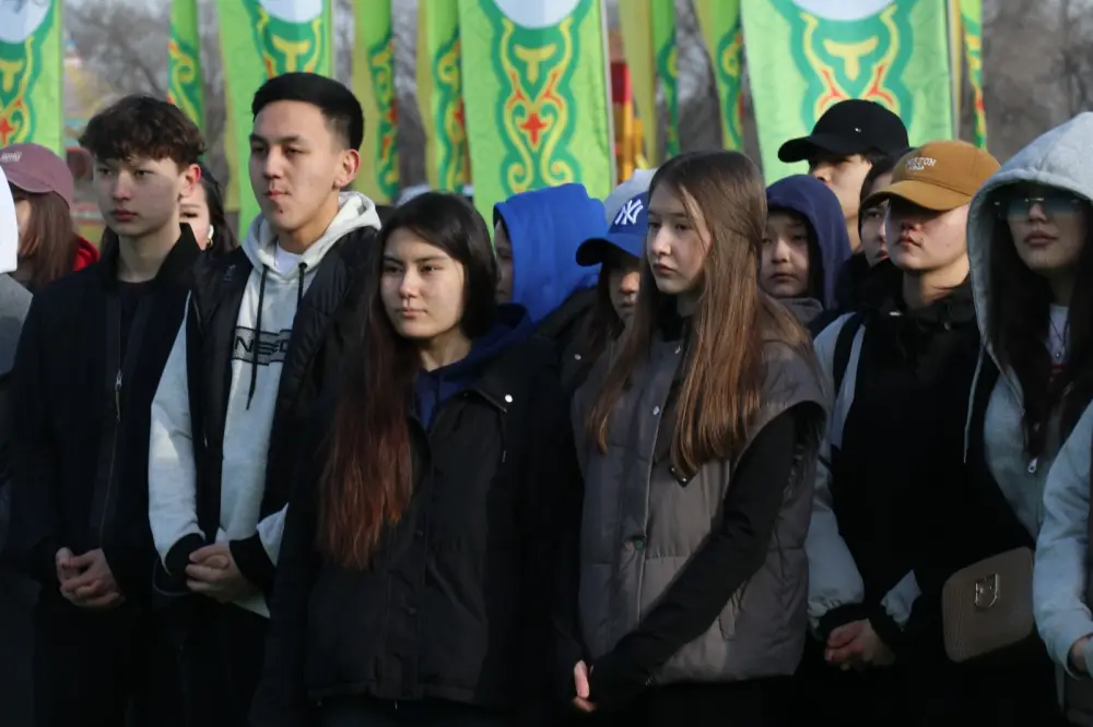 Тазару күні: в Актобе молодежь привела в порядок парки (10)