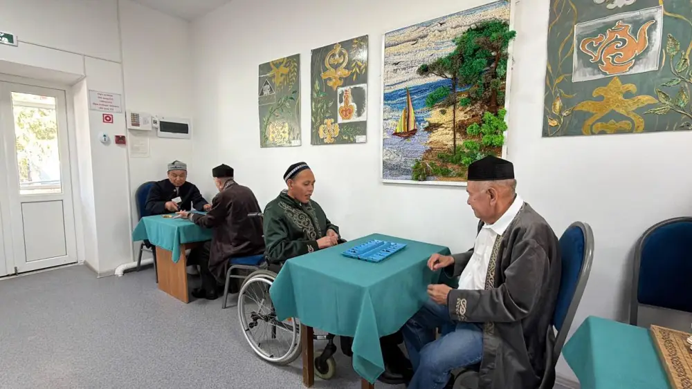 Поздравление долгожителя Ивана Фриза от акима Марата Ахметжанова в Щучинске Павлодаре