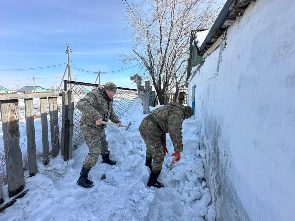 Гвардейцы участвуют в противопаводковых мероприятиях в Аркалыке (2)