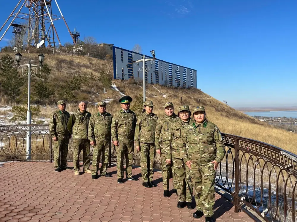 Прекрасная женщина, находящая язык с природой Павлодаре