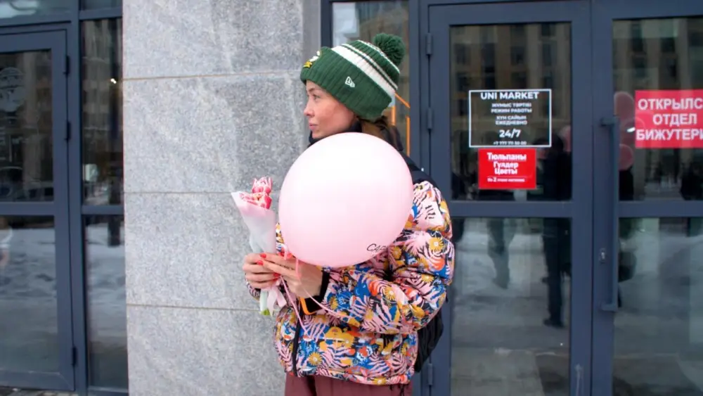 Цветы раздавали девушкам и женщинам в Астане (9)