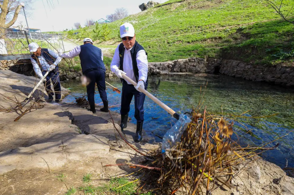 Президентская инициатива «Таза Қазақстан»: Олжас Бектенов принял участие в акции «Мөлдір бұлақ» в Туркестанской области (7)