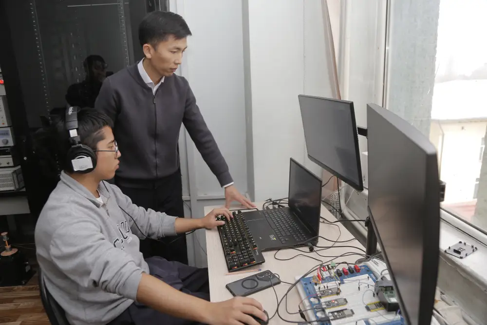 Казахстанские ученые разработали устройство для преобразования механических колебаний окружающей среды в электроэнергию Павлодаре