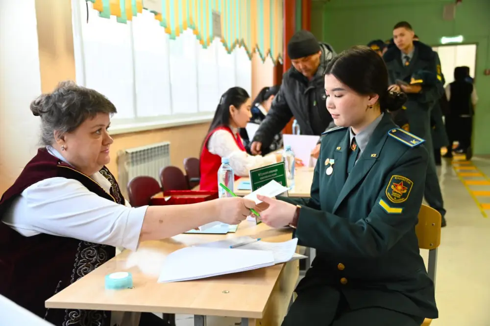 Военные Казахстана активно голосуют на референдуме Павлодаре