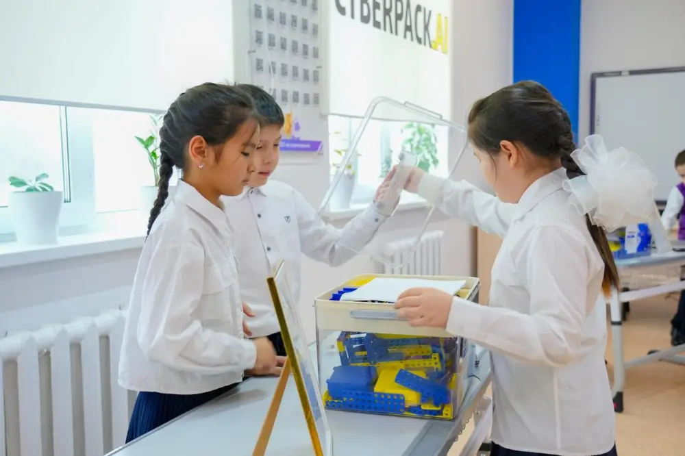 В столичной школе презентовали новую модель образования, основанную на STEAM и ИИ (4)