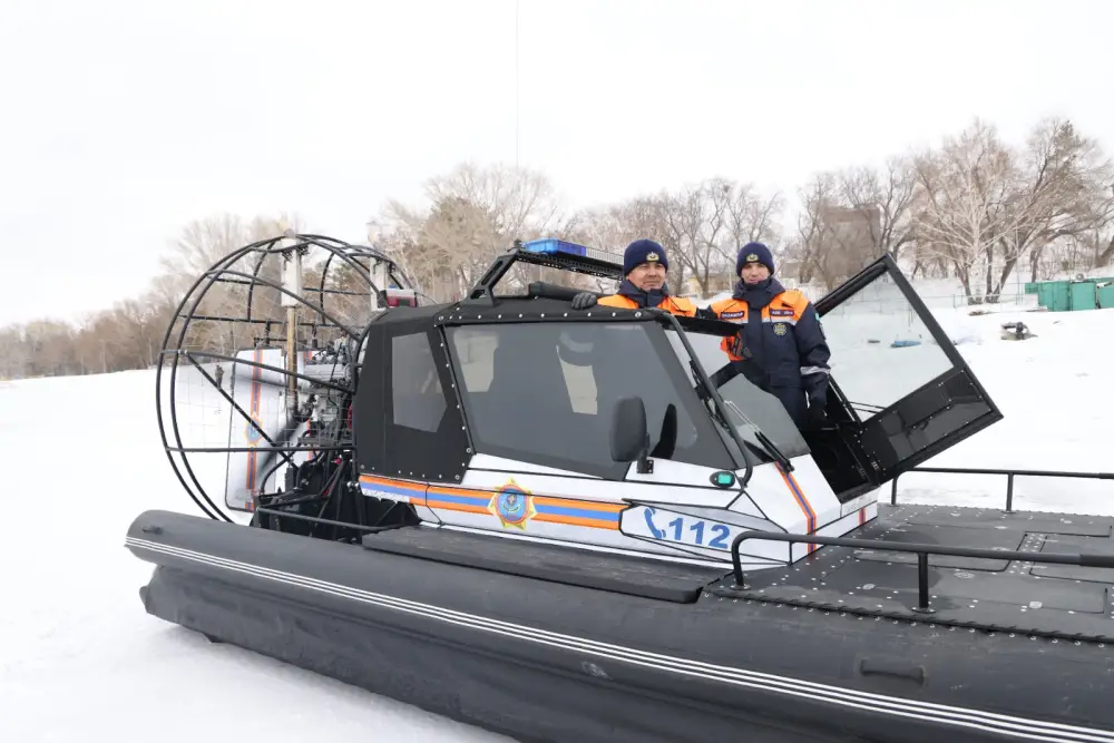 Спасатели МЧС провели учения по спасению рыбака на льдине в Павлодаре Павлодаре