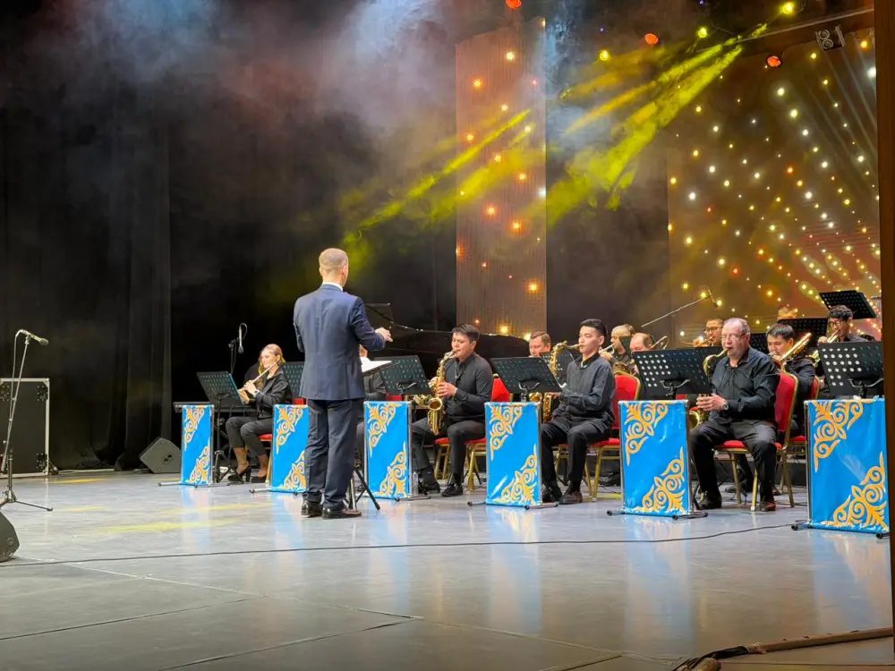Восточно-Казахстанская область: Концерт джазового оркестра «Big band» «В джазе только девушки» собрал зрителей Павлодаре