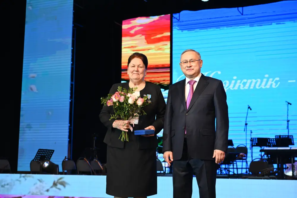 Бейбит Исабаев поздравил жительниц Жетісу с 8 Марта и вручил государственные награды (9)