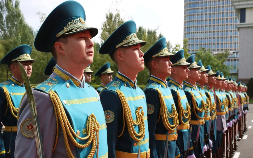 Военнослужащие продемонстрировали казахские национальные костюмы на празднике Дня национальной одежды Павлодаре