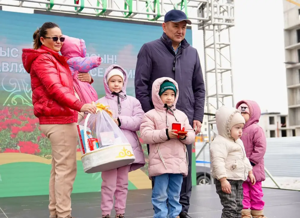 Вручение ключей от новых квартир для 20 семей в Усть-Каменогорске Павлодаре