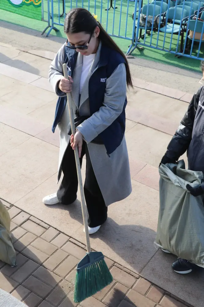 Актобе: молодежь очистила парки от мусора Павлодаре