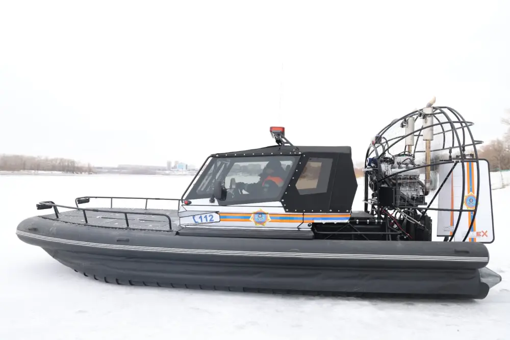 Спасатели МЧС отработали учение по спасению рыбака на льдине (5)