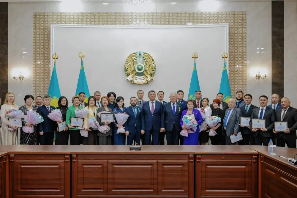 Признание труда и гражданской позиции: аким области вручил государственные награды жителям региона Павлодаре