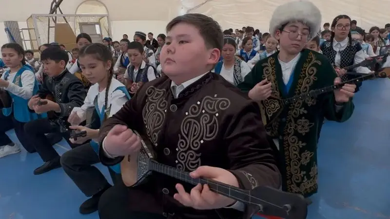 Около 10 тысяч юных домбристов Карагандинской области одновременно исполнили известные кюи (7)