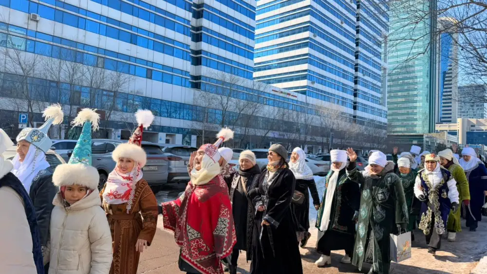 В Астане пенсионеры провели шествие в национальных костюмах Павлодаре