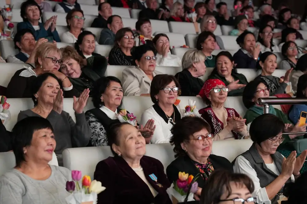 В Алматы прошёл праздничный концерт «Алғыс айтар ұрпақ бар», посвящённый ветеранам педагогики (6)