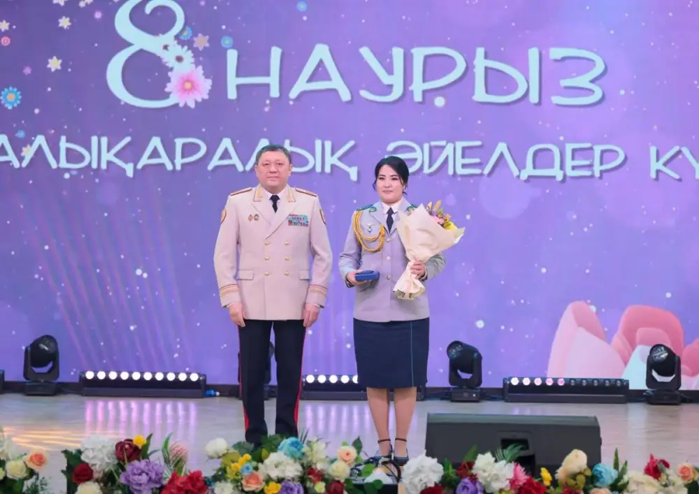 Президент страны наградил сотрудницу полиции из ВКО за спасение семьи Павлодаре