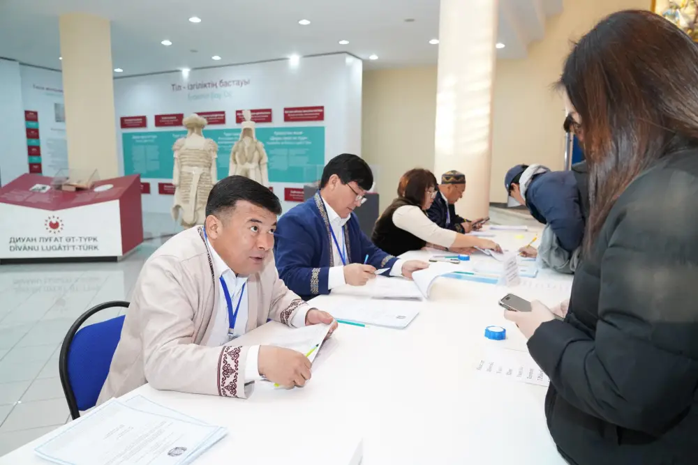 АКИМ ТУРКЕСТАНСКОЙ ОБЛАСТИ НУРАЛХАН КУШЕРОВ ПРОГОЛОСОВАЛ НА РЕФЕРЕНДУМЕ (4)