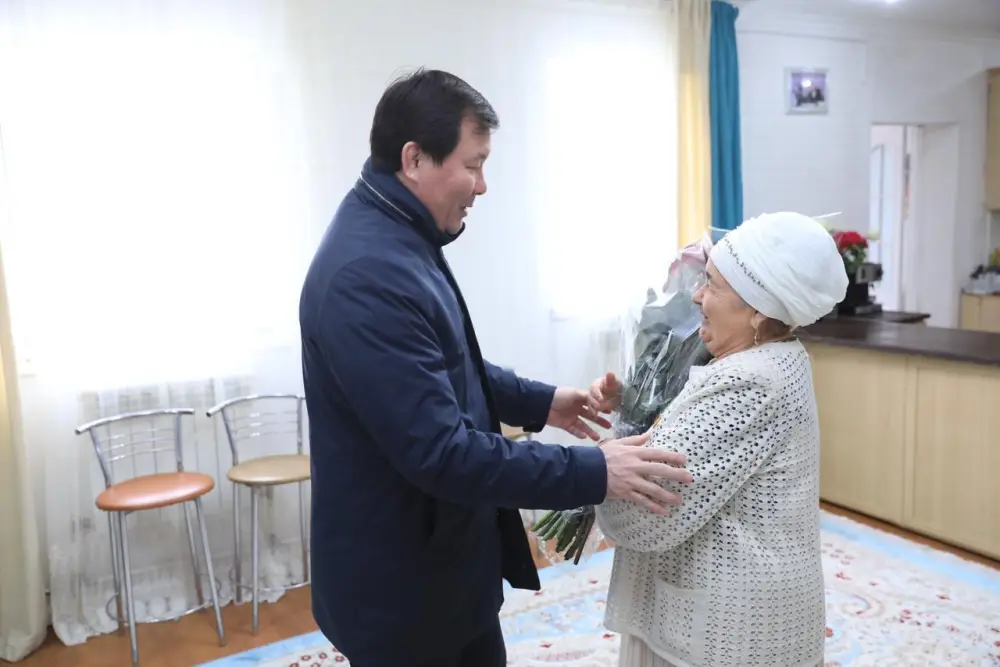 Асхат Шахаров поздравил актюбинок с 8 Марта Павлодаре