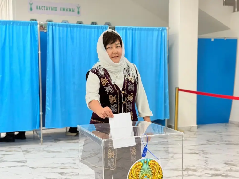 Референдум-2026: на избирательных участках Астаны вручают подарки первым проголосовавшим жителям (2)