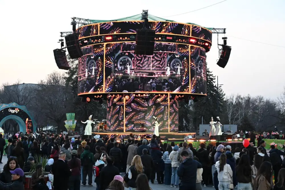 Социальное единство и культурное разнообразие: весенний праздник на площади Абая в Алматы Павлодаре