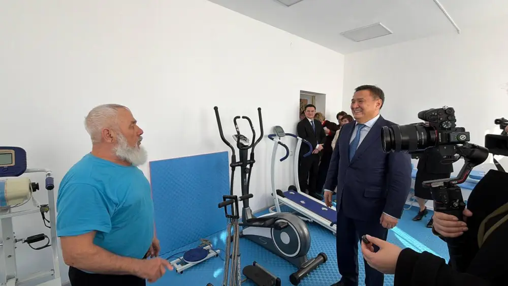 Аким области Марат Ахметжанов поздравил долгожителя в Щучинске (2)