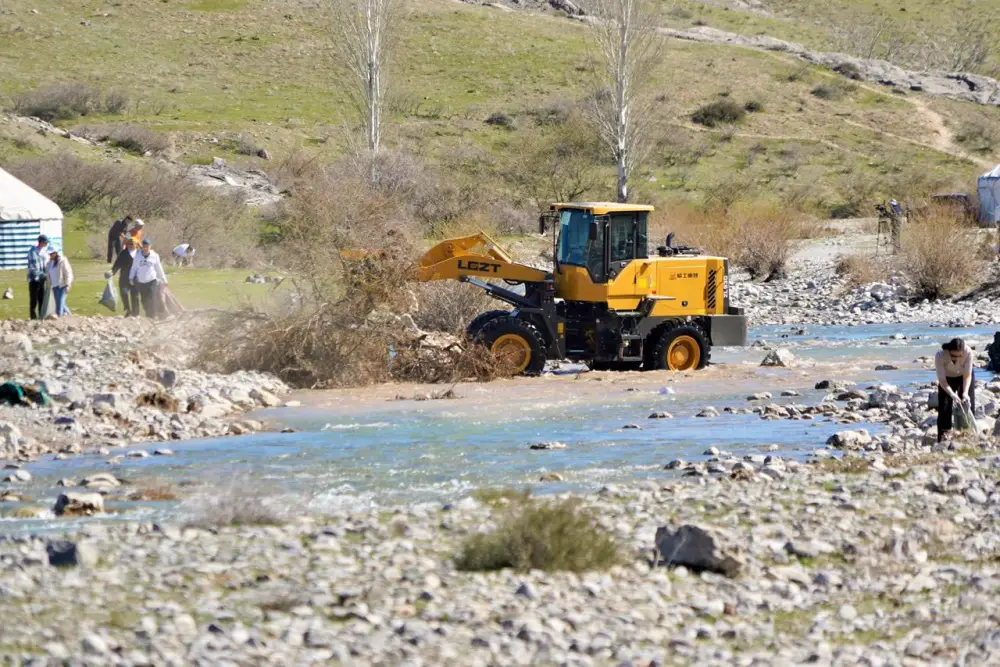 ТУРКЕСТАН: В КЕНТАУ В РАМКАХ ЭКОАКЦИИ «МӨЛДІР БҰЛАҚ» РАСЧИЩЕНЫ РОДНИКИ В ХАНТАГИ (4)