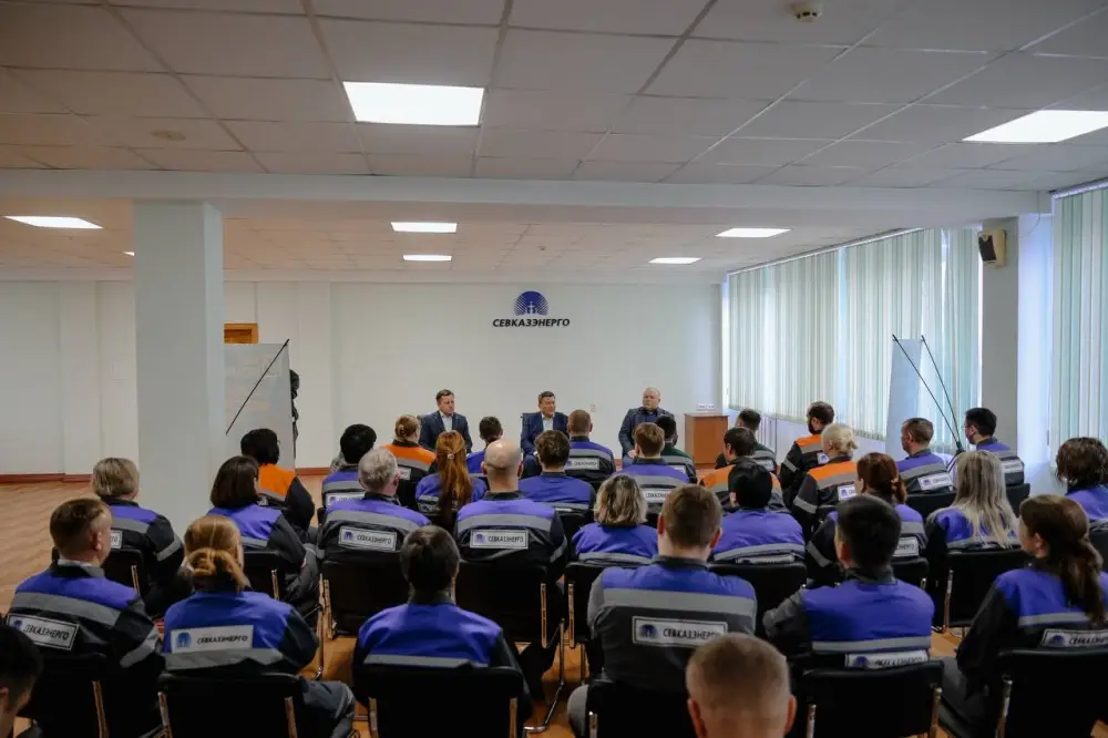 Обсуждение достижений и будущего энергетической отрасли на встрече с коллективом АО «Севказэнерго» Павлодаре