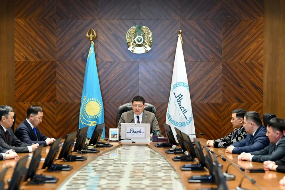 Активным участникам политической и общественной жизни региона оказано почтение (6)