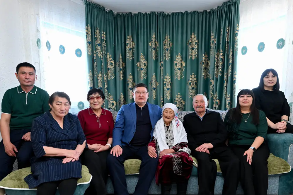 Аким области поздравил 104-летнюю труженицу тыла с праздником (4)